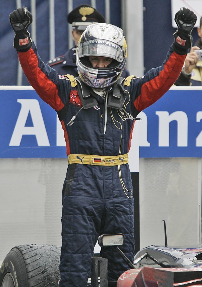 Sebastian Vettel se raduje po vítězství v italské GP.