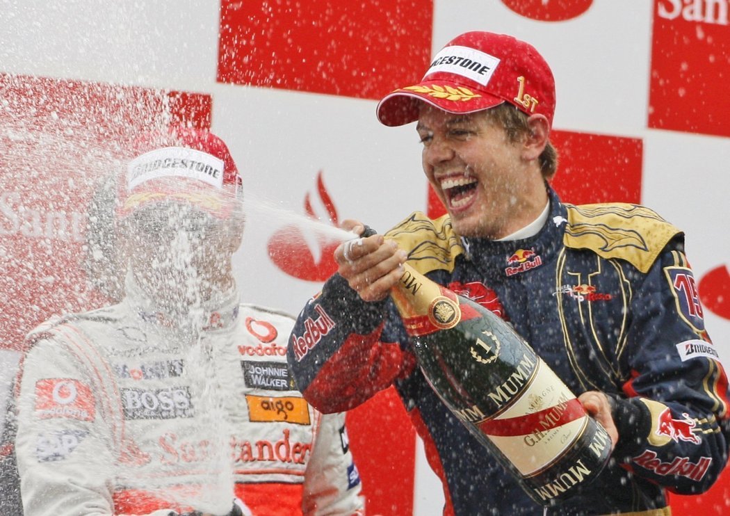 Sebastian Vettel se raduje s pěnivým mokem na stupních vítězů.