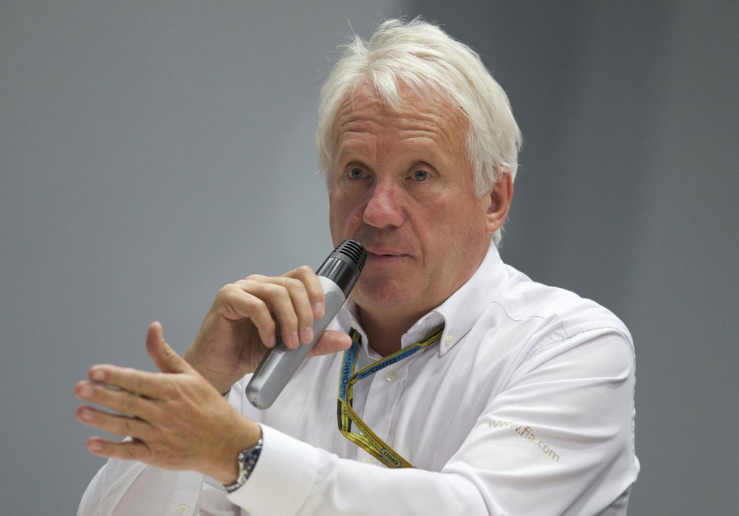 Šestašedesátiletý Charlie Whiting utrpěl plicní embolii