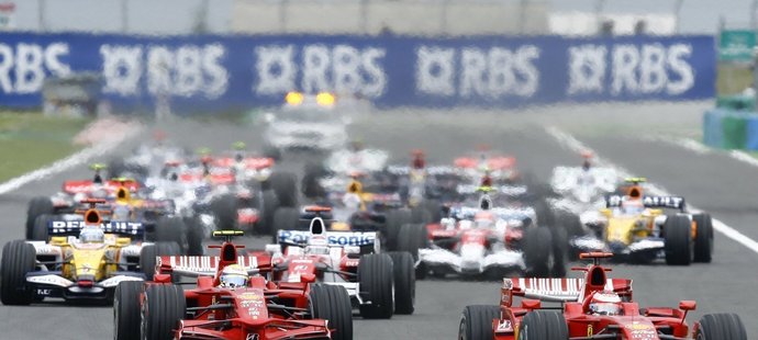 Piloti stáje Ferrari vedou celé startovní pole krátce po startu Velké ceny Francie.