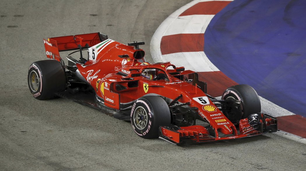 Ferrari Sebastiana Vettela při kvalifikaci v Singapuru