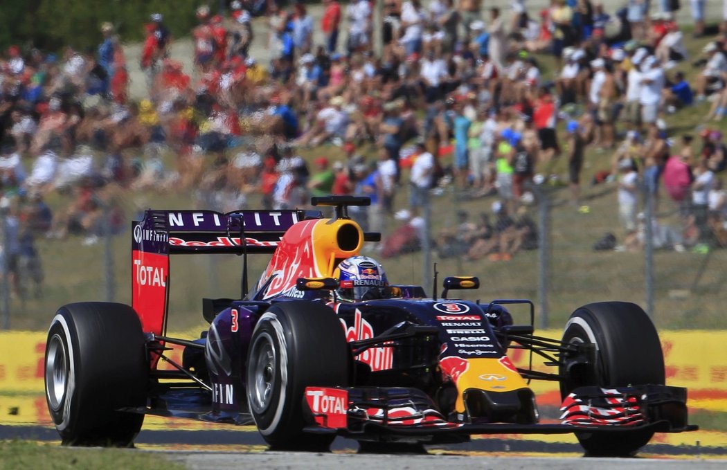 Daniel Ricciardo nakonec obsadil třetí místo za Daniilem Kvjatem.
