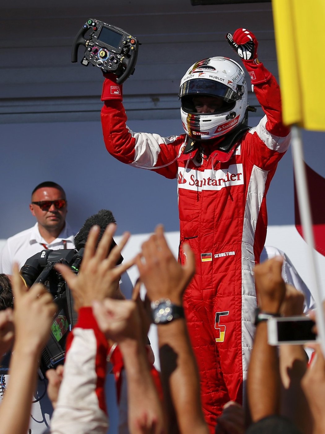 Sebastian Vettel slaví vítězství.