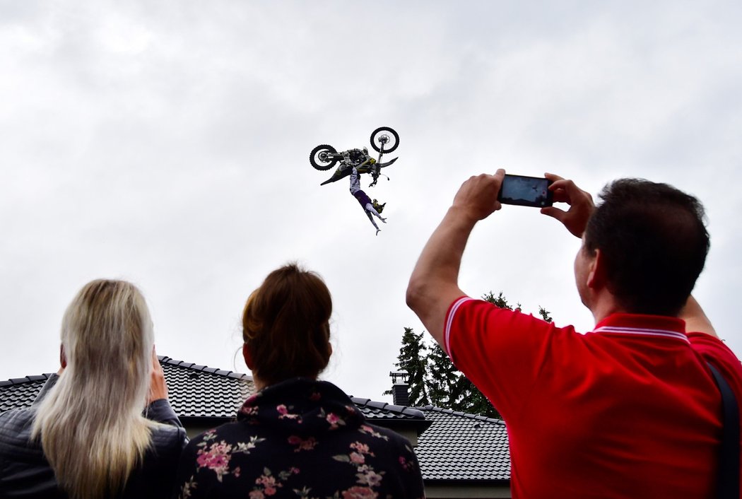 Freestylový motocyklový jezdec Libor Podmol přeskočil 28. června 2018 ve Vatěkově na Benešovsku rodinný dům a zároveň nad ním předvedl salto. V rámci přípravy na letní X-Games