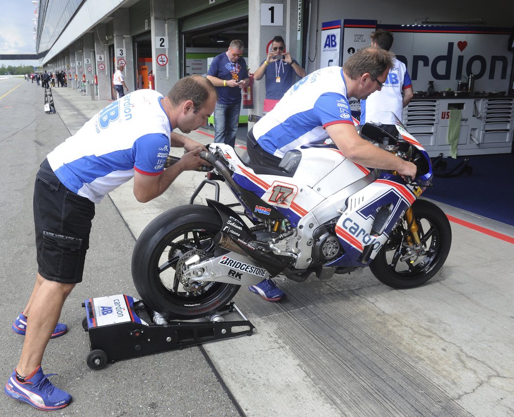 Na motocyklu Karla Abrahama budou mít technici do startu GP Brna ještě co dolaďovat