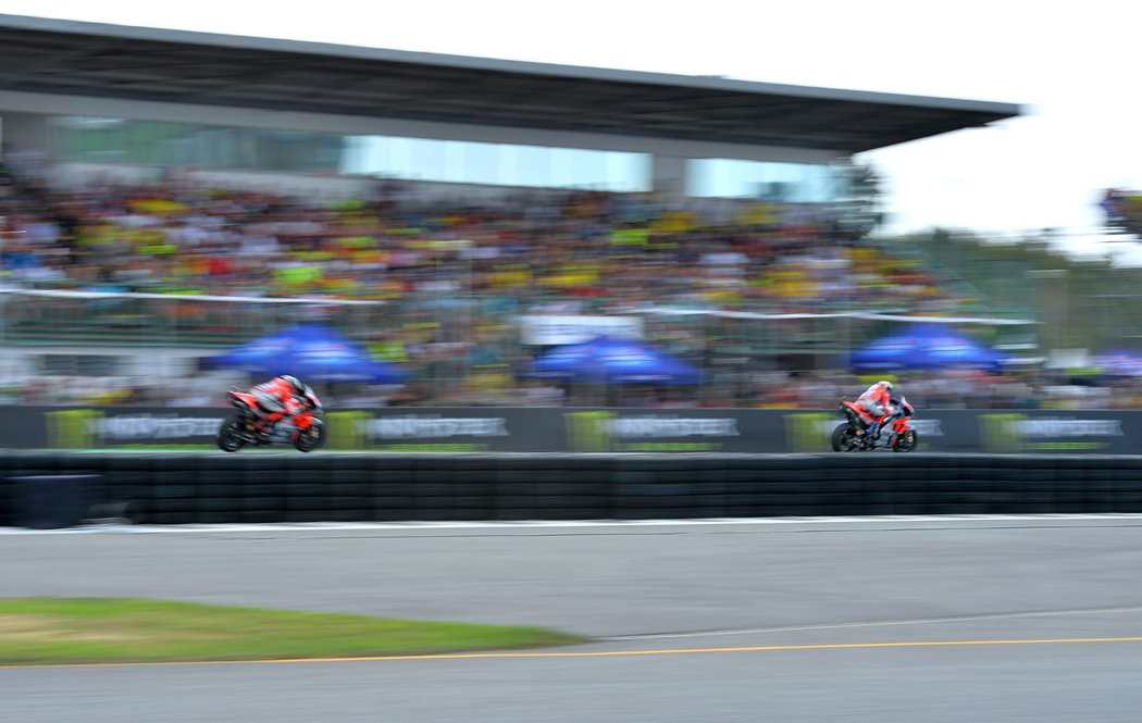 Vítězný Andrea Dovizioso míří do cíle před Jorgem Lorenzem