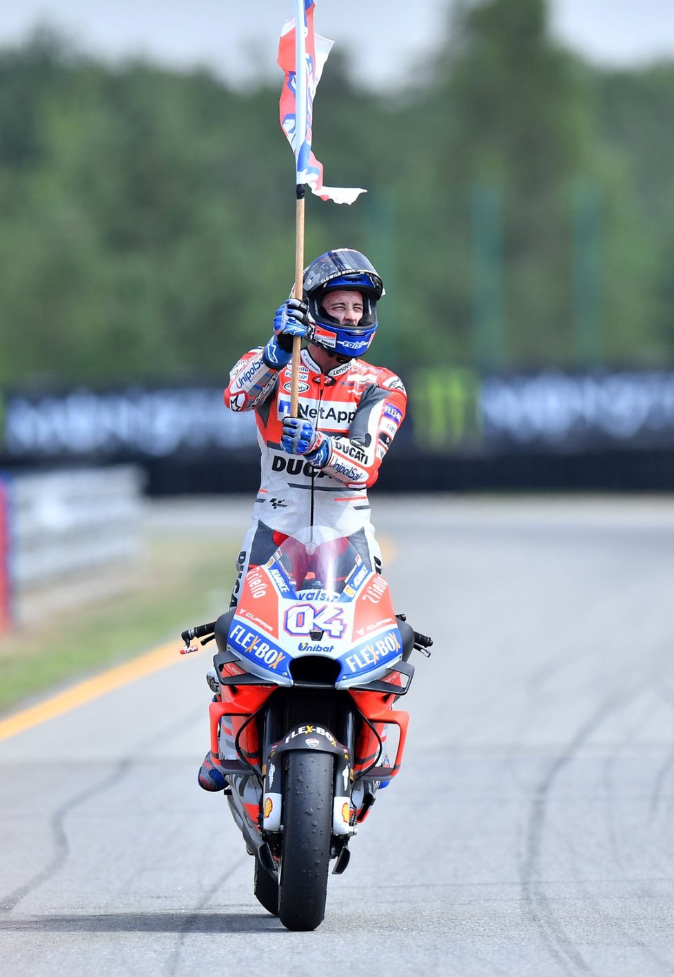 Andrea Dovizioso slaví svůj triumf v brněnském závodě MotoGP