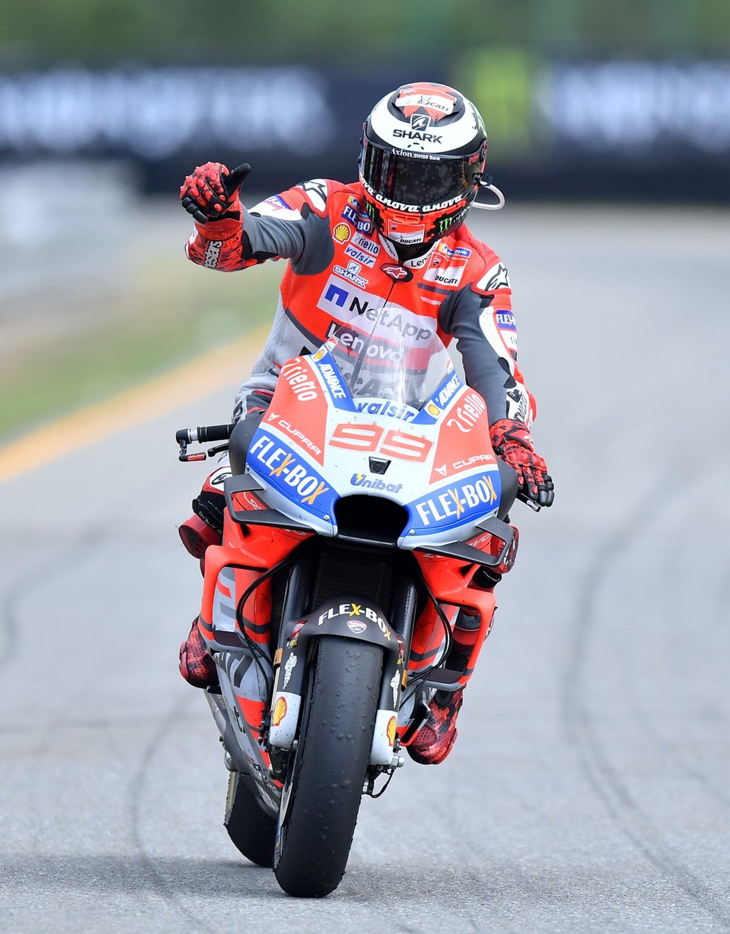 Jorge Lorenzo zdraví fanoušky po svém druhém místě na GP České republiky v Brě