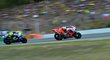 Valentino Rossi marně stíhá Andreu Doviziosa v brněnské GP