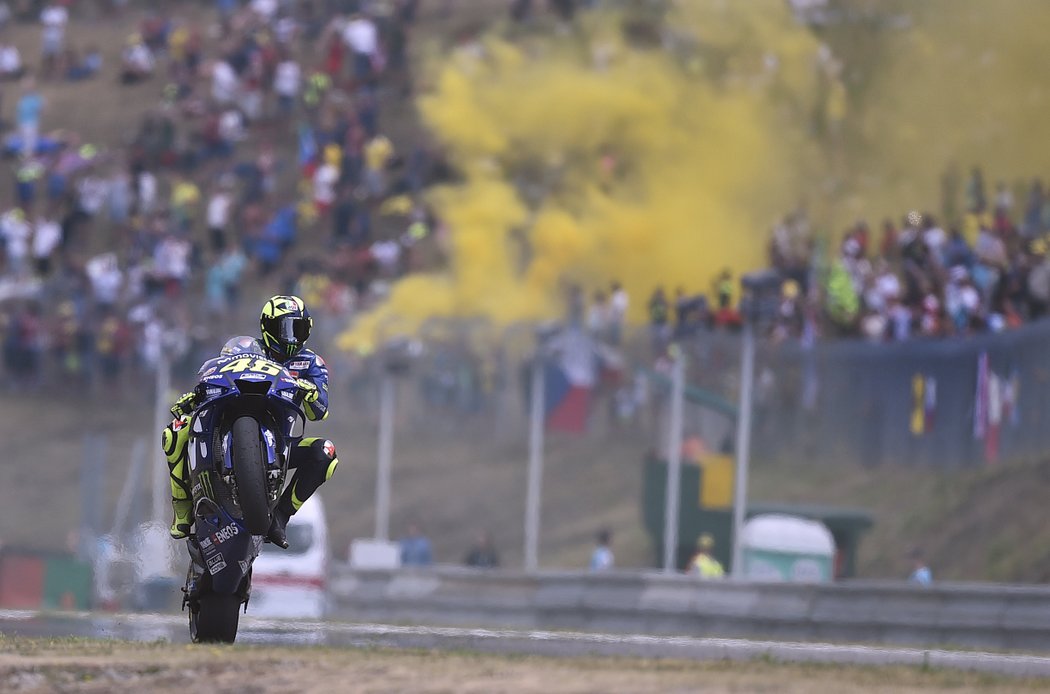 Valentino Rossi po závodě zdraví fanoušky na Masarykově okruhu v Brně