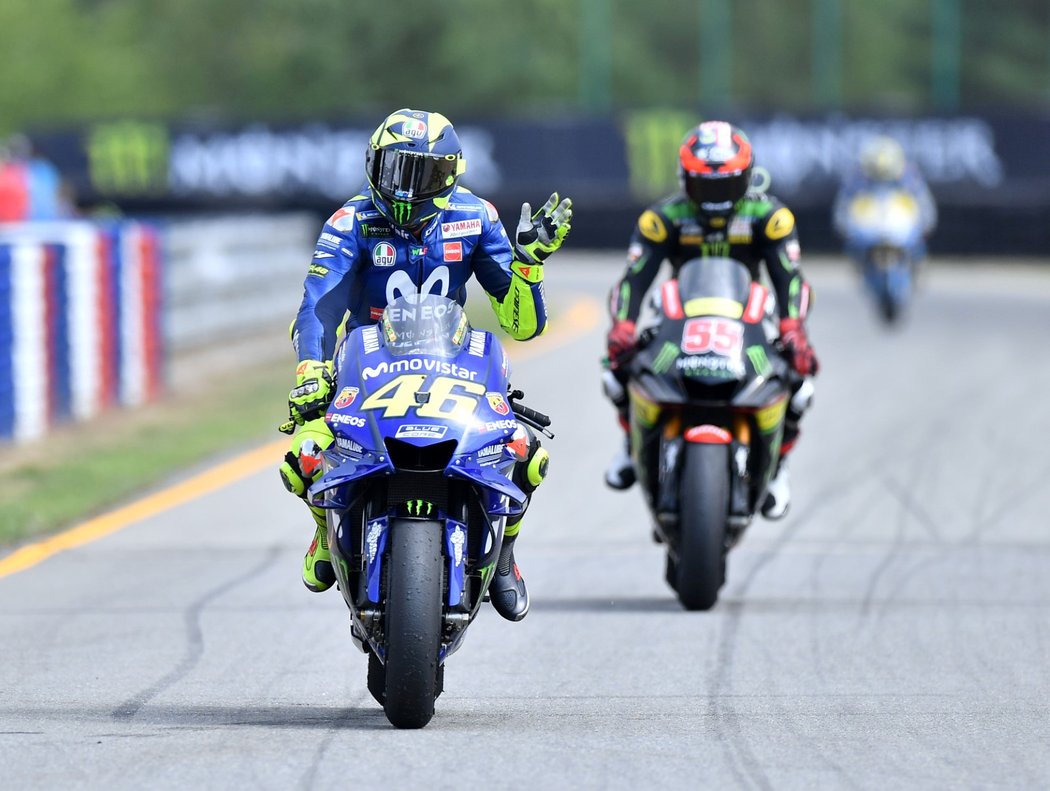 Valentino Rossi mává v cíli Velké ceny České republiky