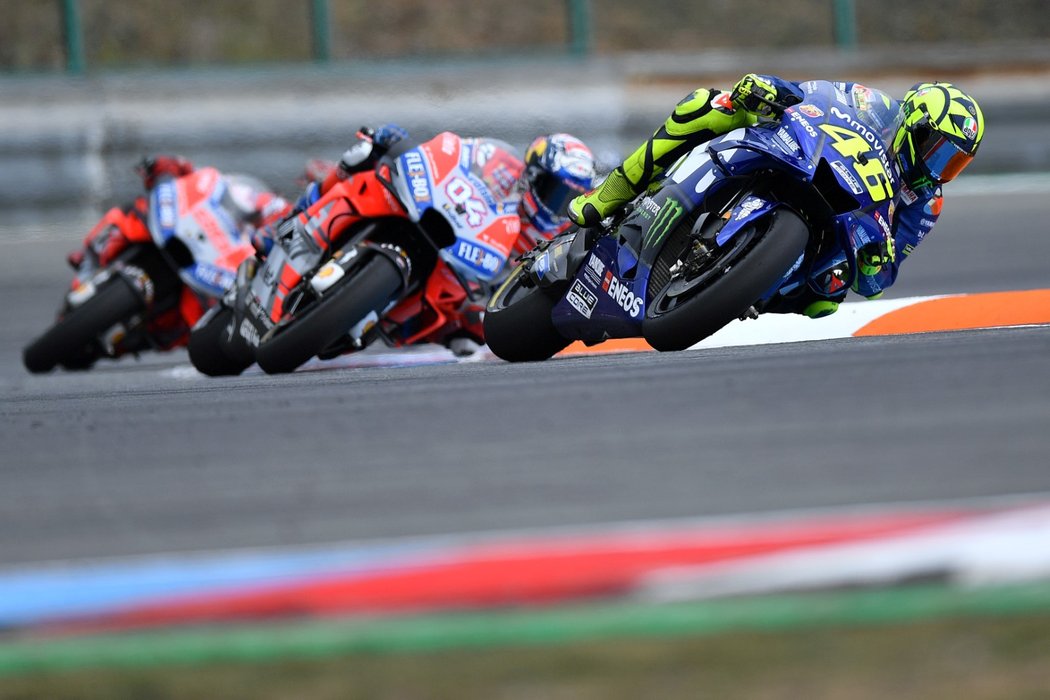 Valentino Rossi vede skupinku jezdců v závodě MotoGP v Brně