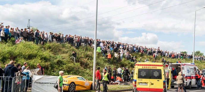 Záchranáři ošetřují zraněné fanoušky na motoristické show Gran Turismo v polské Poznani