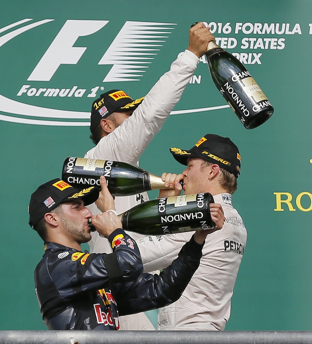 Vítězné šampaňské v podání prvních tří jezdců v cíli Velké ceny USA Lewise Hamiltona, Nika Rosberga a Daniela Ricciarda.