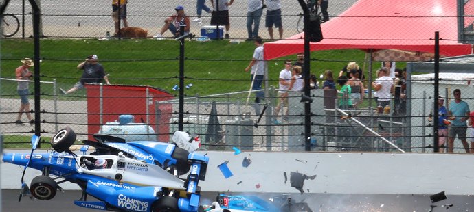 Vítěz kvalifikace Scott Dixon měl během závodu 500 mil Indianapolis děsivou havárii.