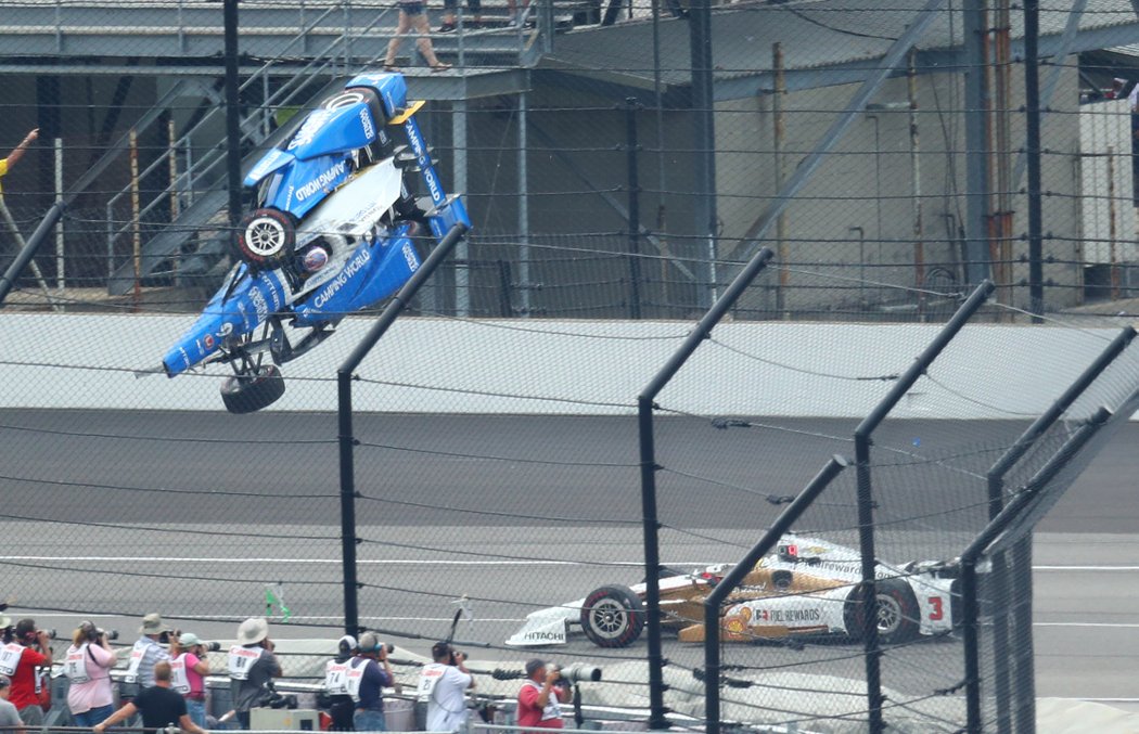 Novozélanďan Scott Dixon přežil na Indy 500 hrozivě vyhlížející nehodu.