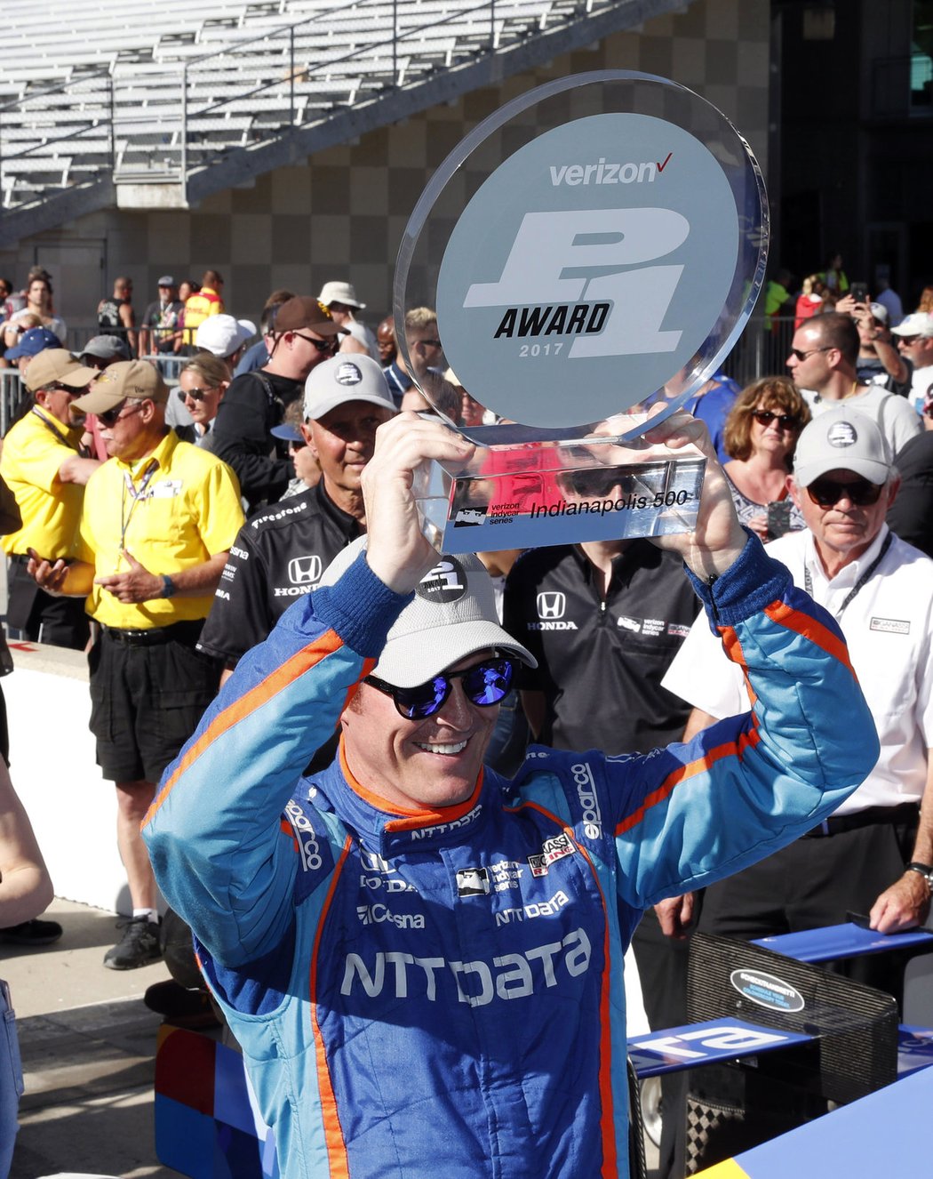 Scott Dixon s trofejí pro vítěze kvalifikace na 500 mil v Indianapolis.