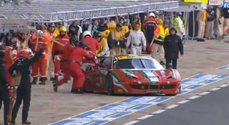 Groteska v Le Mans: Zmatkář si srazil mechanika, pak ještě naboural
