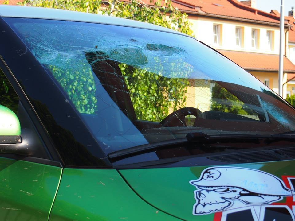 Rozmlácené přední sklo na autě Lukáše Šembery