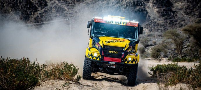 Auto Martina Macíka během druhé etapy letošní Rallye Dakar