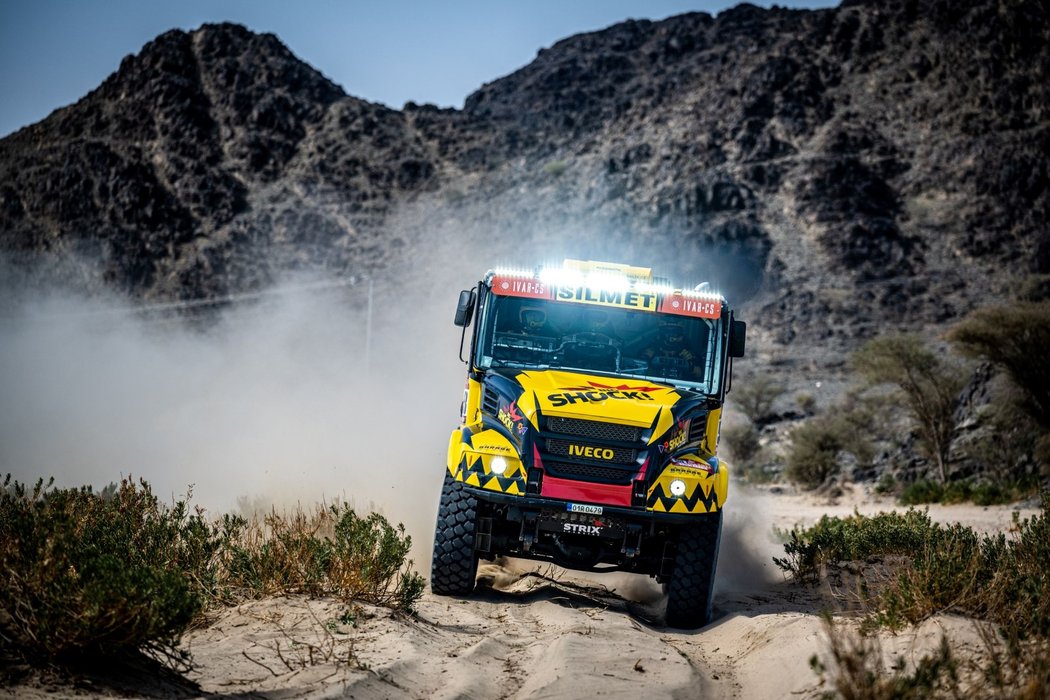 Auto Martina Macíka během druhé etapy letošní Rallye Dakar