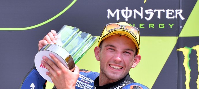 Český jezdec Jakub Kornfeil poté, co ve Velké ceně Brna v kategorii Moto3 dojel na třetím místě