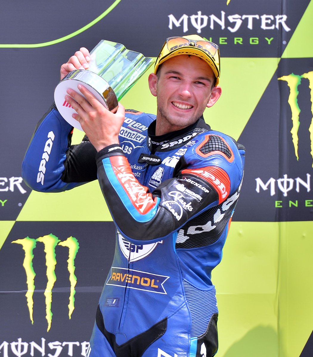 Český jezdec Jakub Kornfeil poté, co ve Velké ceně Brna v kategorii Moto3 dojel na třetím místě