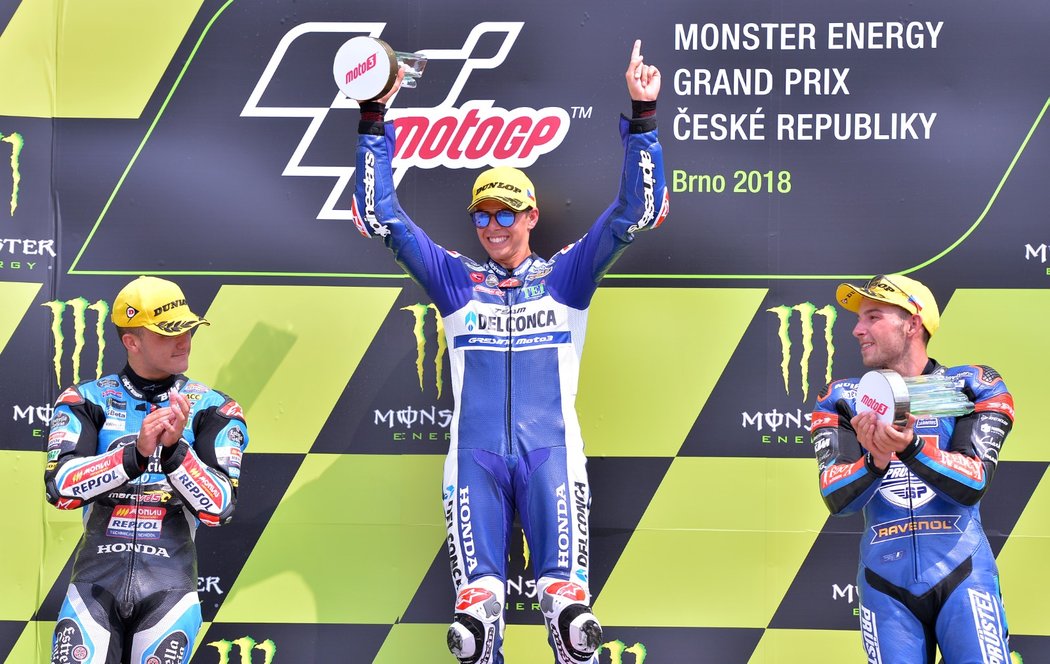 Stupně vítězů ve Velké ceně Brna, kde na třetím místě v kategorii Moto 3 dojel domácí jezdec Jakub Kornfeil