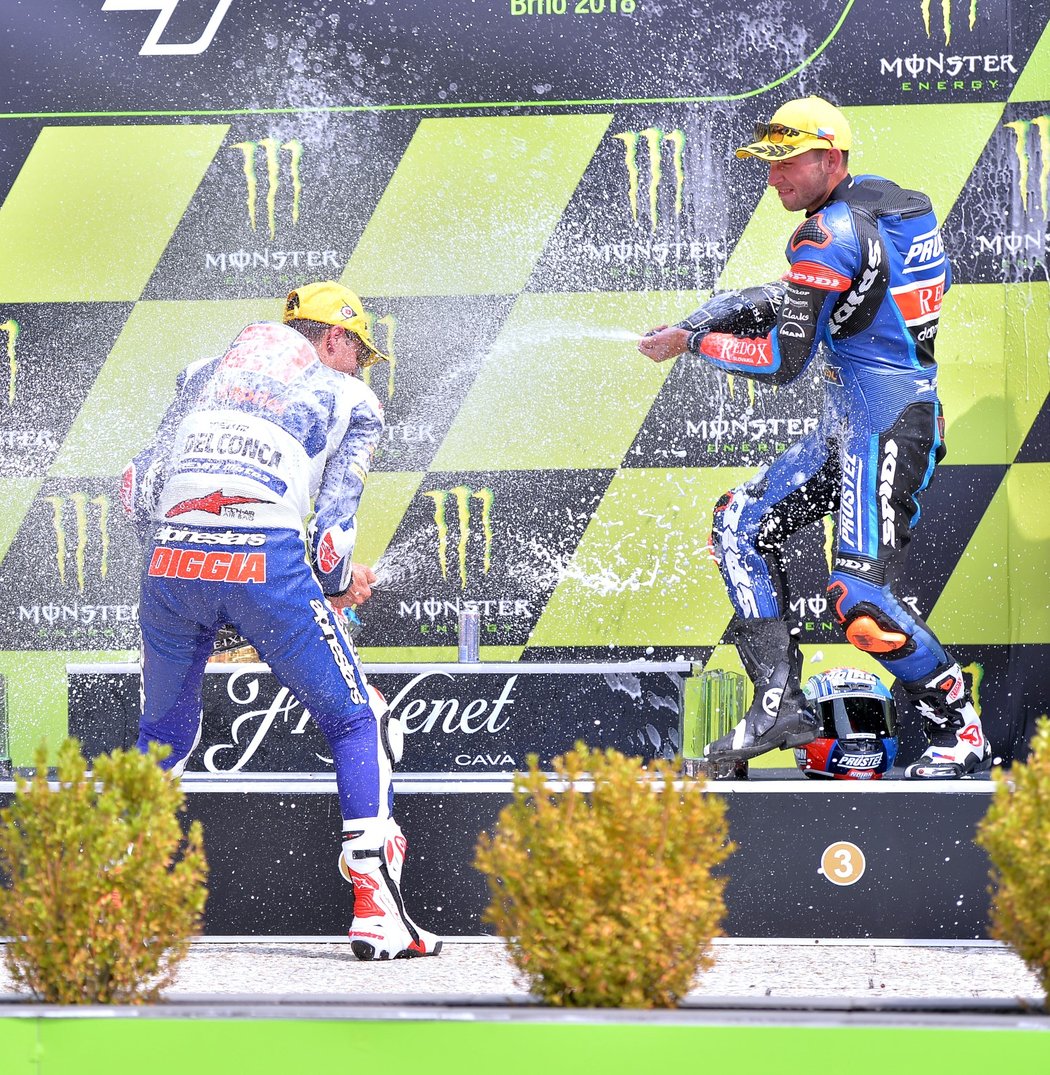 Ohromná radost českého jezdce Jakuba Kornfeila, který ve Velké ceně Brna v kategorii Moto3 dojel na skvělém třetím místě