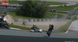 Závod třídy MOTOGP v Rakousku byl po srážce Franca Morbidelliho s Johannem Zarcem ve více než třísetkilometrové rychlosti přerušen a zkrácen na 20 kol.