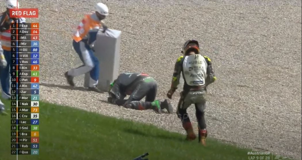 Závod třídy MOTOGP v Rakousku byl po srážce Franca Morbidelliho s Johannem Zarcem ve více než třísetkilometrové rychlosti přerušen a zkrácen na 20 kol.