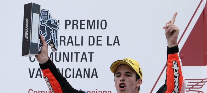 Španěl Álex Márquez se stal mistrem světa v závodech silničních motocyklů v kategorii Moto3 a napodobil triumf bratra Marca v královské MotoGP.
