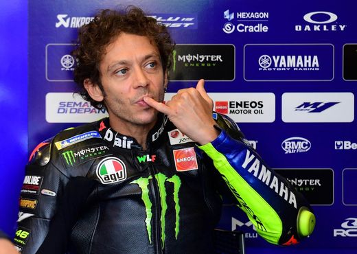 Rossi kromě závodění miluje také fotbal. Rossi kromě závodění miluje také fotbal.