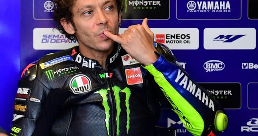 Rossi kromě závodění miluje také fotbal. Rossi kromě závodění miluje také fotbal.