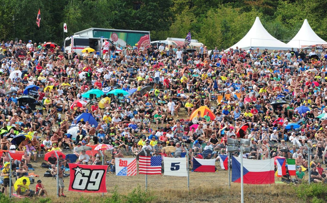 Fanoušci motorek na brněnské Grand Prix v roce 2015. Přišlo jich téměř 250 tisíc za tři dny