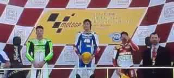 Vítězi závodu Moto2 ve Valencii Karlu Abrahamovi uťali českou hymnu v půlce