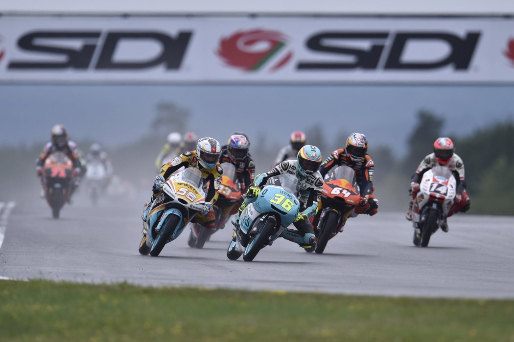 Start série Moto3 ozdobil déšť