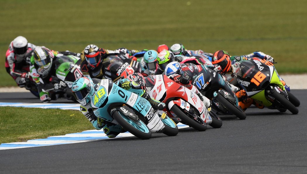 Ital Lorenzo Dalla Porta (vpředu) si v Austrálii dojel pro titul mistra světa Moto3
