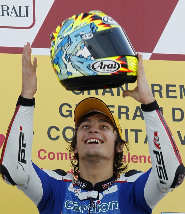 Karel Abraham poprvé vyhrál závod seriálu MS silničních motocyklů. Český jezdec ovládl závěrečný závod třídy Moto2 ve Valencii Karel Abraham poprvé vyhrál závod seriálu MS silničních motocyklů. Český jezdec ovládl závěrečný závod třídy Moto2 ve Valencii