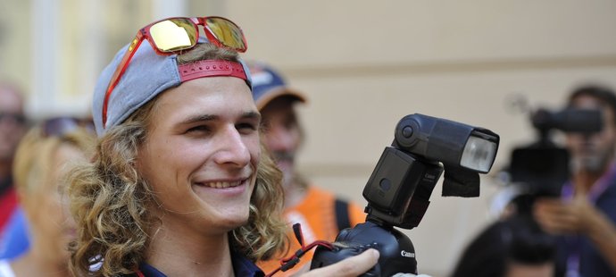 Karel Hanika jako fotograf při vzpomínkové jízdě motocyklistů Brnem