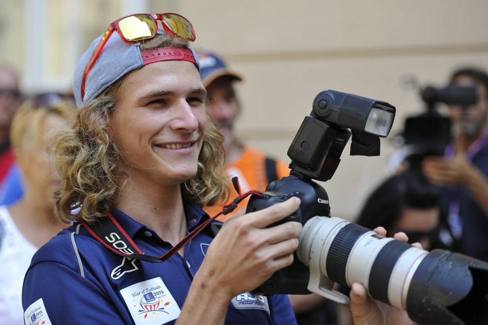 Karel Hanika jako fotograf při vzpomínkové jízdě motocyklistů Brnem