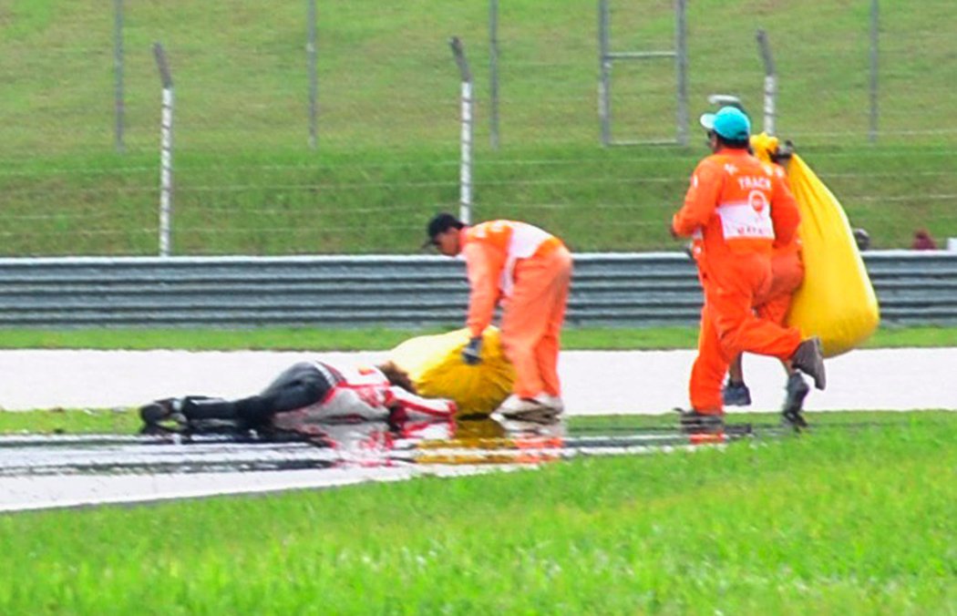 Marco Simoncelli po tragické nehodě na okruhu v Sepangu, přes veškerou péči záchranářů nepřežil...