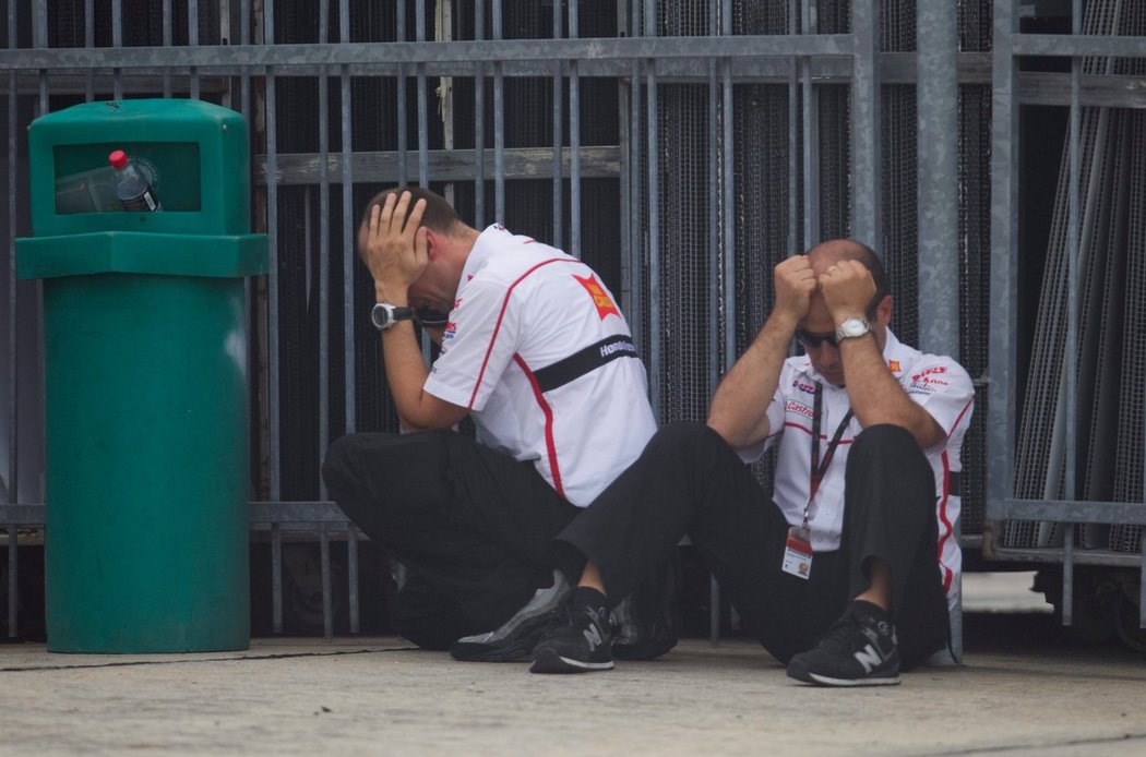 Členové Simoncelliho týmu San Carlo Honda Gresini Team po tragické zvěsti o smrti italského jezdce