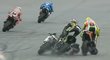 Valentino Rossi a Colin Edwards Simoncelliho přejeli. Nemohli tomu absolutně zabránit...