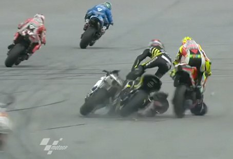 Valentino Rossi a Colin Edwards Simoncelliho přejeli. Nemohli tomu absolutně zabránit...