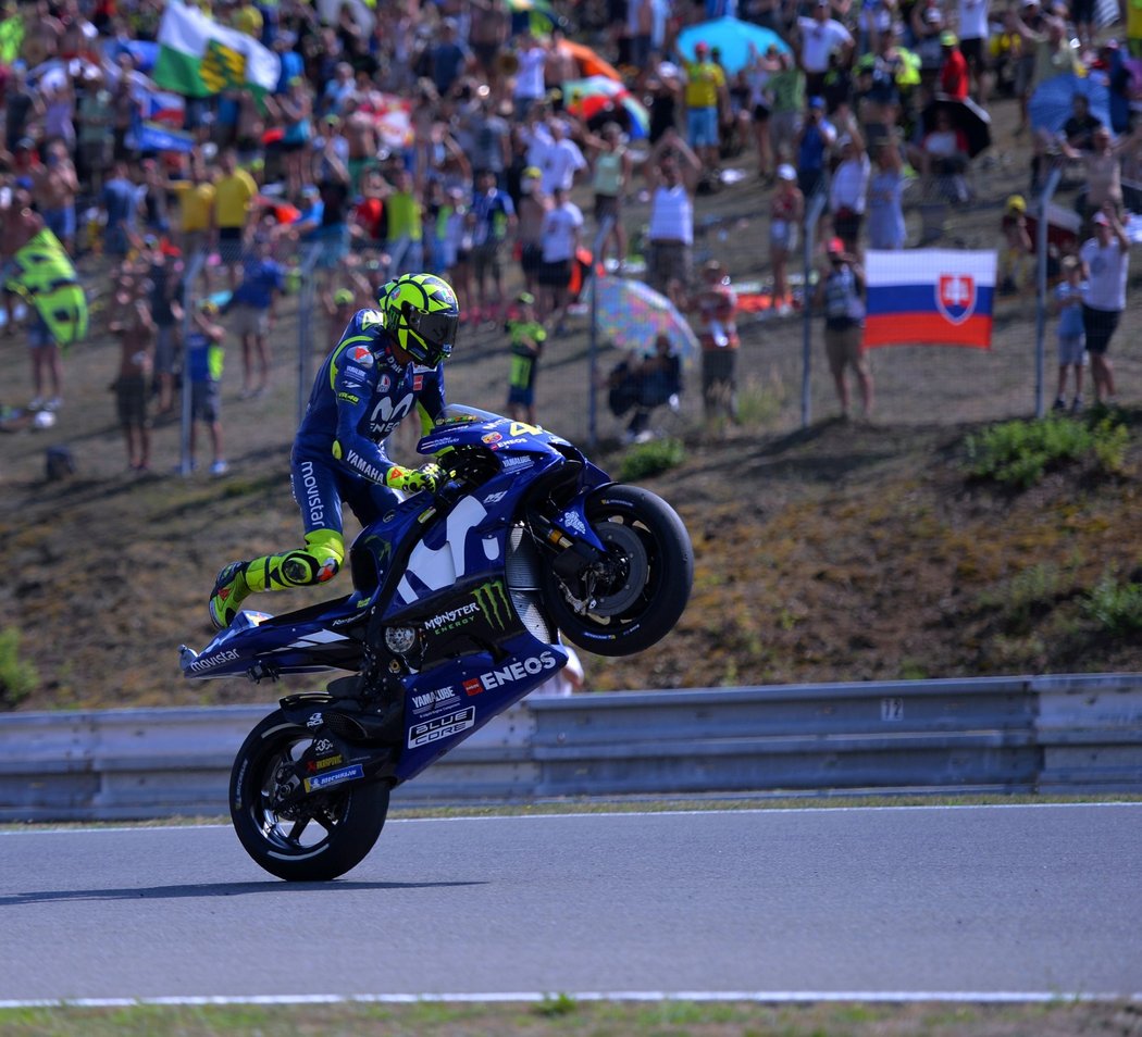 Valentino Rossi skončil v kvalifikaci MotoGP na 2. místě, fanouškům pak předvedl své umění