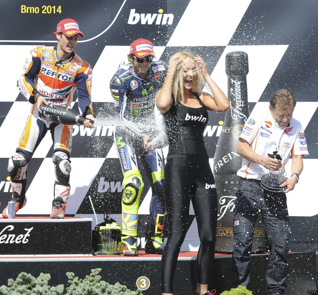 Šampioni kategorie MotoGP pořádně pokropili jednu z hostesek.