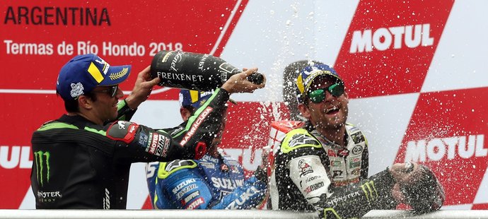 Cal Crutchlow si užívá pódiové radosti s Johannem Zarcem a Alexem Rinsem