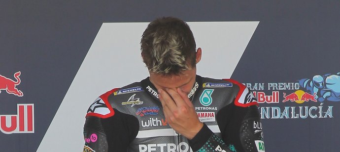 Dojatý Fabio Quartararo na stupních vítězů v Jerezu