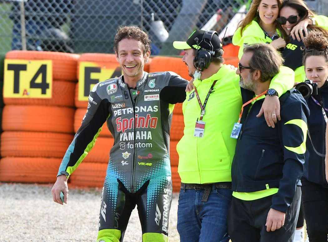 Valentino Rossi při loučení s diváky po Velké ceně Emilia-Romagna